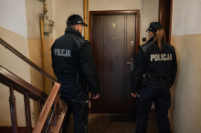 Ojciec spał pijany, obok płakało dziecko. Interwencja w Kluczborku