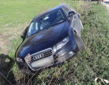 Nastolatek ukradł auto i zakończył jazdę w rowie. Uciekł z miejsca