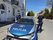 Policjanci weszli siłą do mieszkania. 94-latka trafiła pod opiekę medyków