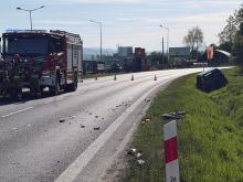Zderzenie czołowe na DK40. Dwóch kierowców trafiło do szpitala