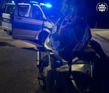 17-latek zatrzymany nocą. Jechał skuterem po alkoholu, miał przy sobie narkotyki