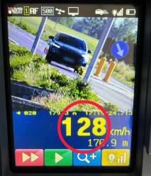 Pędził przez wieś mając na liczniku 128 km/h