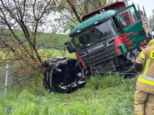 BMW zderzyło się czołowo z ciężarówką na DK40. Wyznaczono objazdy