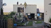 Burza nad powiatem strzeleckim. Uszkodzone dachy w Balcarzowicach, utrudnienia na A4