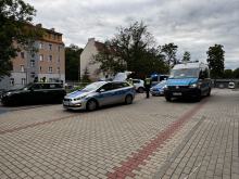 Pięć radiowozów na parkingu ZUS w Opolu. Policja przeprowadziła kontrolę kierowcy