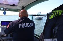 Silny wiatr unieruchomił windsurfera. Na pomoc ruszyli policjanci z motorówki