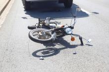 Zderzenie samochodu z motocyklem na ulicy Oświęcimskiej. Jedna osoba trafiła do szpitala