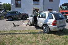 Kierowca zjechał z jezdni i uderzył w zaparkowaną Mazdę. Wgniótł ją w ścianę