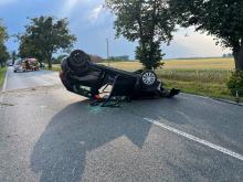 Dachowanie na DK40. Droga jest zablokowana