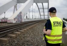 Spadł z wiaduktu na jezdnię. Błyskawiczna reakcja funkcjonariuszy SOK