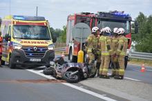 Wypadek z udziałem motyclisty. Dwie osoby trafiły do szpitala. Są utrudnienia