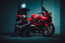 Trening na torze i w lesie - czym charakteryzuje się trwała odzież na motocykle terenowe?