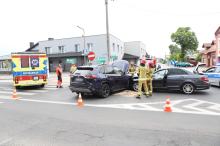 Zderzenie dwóch samochodów w Komprachcicach. Jedna osoba trafiła do szpitala