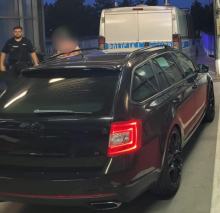 Policjanci eskortowali do szpitala auto z niemowlęciem