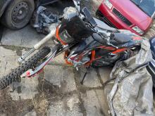 Cross uderzył w quada na leśnej drodze. Jadna osoba trafiła do szpitala