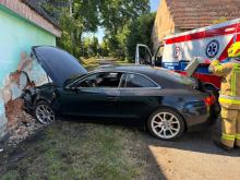 Pijany 22-latek wjechał audi w budynek. Podał policjantom fałszywe dane
