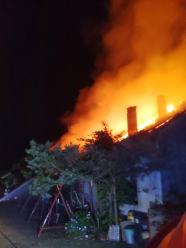 Pożar stodoły wypełnionej słomą. Strażacy bronili pobliskiego domu