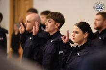 13 nowych policjantów złożyło ślubowanie. Wręczono także medale i odznaki