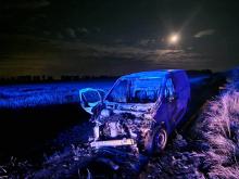 Samochód spłonął na polnej drodze. Ogień przeniósł się na zboże