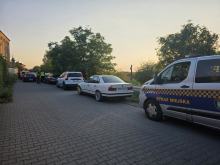 Barierka zagrodziła pobocze przy Kamionce Bolko. Zaparkowane auta utrudniają przejazd
