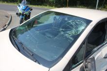 Wyprzedzał na skrzyżowaniu. Motocyklista zderzył się ze skręcającym autem