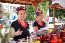 Powiatowy Festiwal Przetworów na Rynku w Otmuchowie. Regionalne smaki i pojazdy służb
