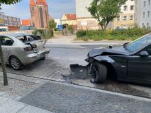 Kierowca bmw uderzył w zaparkowane auta i uciekł. Policja szuka sprawcy