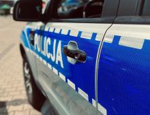 Policjanci z Prudnika odnaleźli mężczyznę w kryzysie emocjonalnym, który leżał na drodze