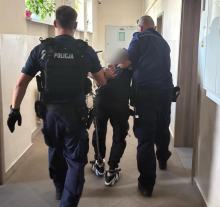 Celował w policjanta przedmiotem przypominającym broń. Padł strzał ostrzegawczy