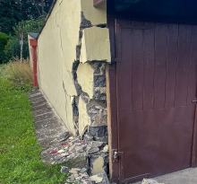 Najpierw uszkodził garaż, a potem odjechał