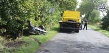Wsiadł za kierownicę bez prawa jazdy, ale za to po alkoholu - podróż zakończył dachowaniem
