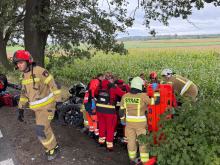 Samochód uderzył w drzewo. Kierowca trafił do szpitala śmigłowcem LPR