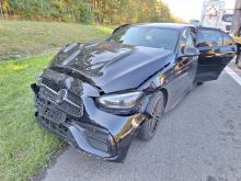 Kolizja na A4 pod Opolem. Mercedes uderzył w przyczepkę służb drogowych
