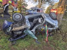 Tragiczny wypadek na DW407. Samochód uderzył w drzewo