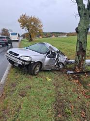 18-latka uderzyła oplem w drzewo. W samochodzie było dwóch 15-latków