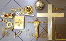 Urządzali się po kościelnemu? Para wyniosła sprzęty liturgiczne i pieniądze z tacy
