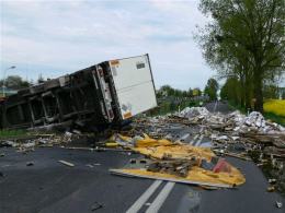 Tir przewrócił się na malucha