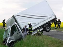 Tir przewrócił się na malucha