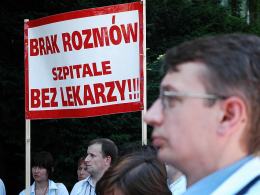 SŁUŻBA ZDROWIA: Protest pod Urzędem Wojewódzkim
