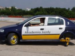 Policjanci ćwiczyli jazdę radiowozem