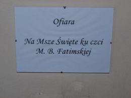 Zaraz przy wejściu do kościoła znajdują się trzy takie - umieszczone w ścianie - skarbonki.