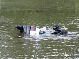 Samochód spadł z promu