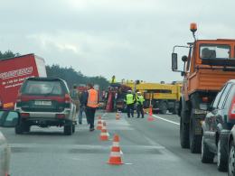 Wypadek ciężarówki na A4 /video/