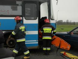 Wypadek osobówki i autobusu szkolnego