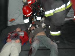 Wypadek osobówki i autobusu szkolnego