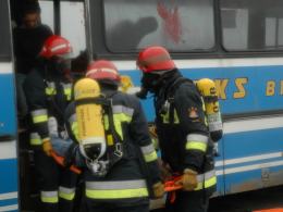 Wypadek osobówki i autobusu szkolnego