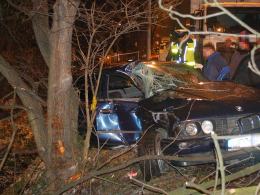 Wjechał BMW w drzewo