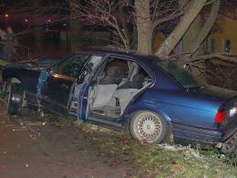 Wjechał BMW w drzewo