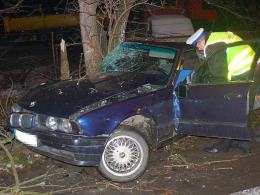 Wjechał BMW w drzewo