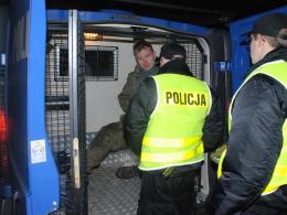 ... który noc spędził na dołku.